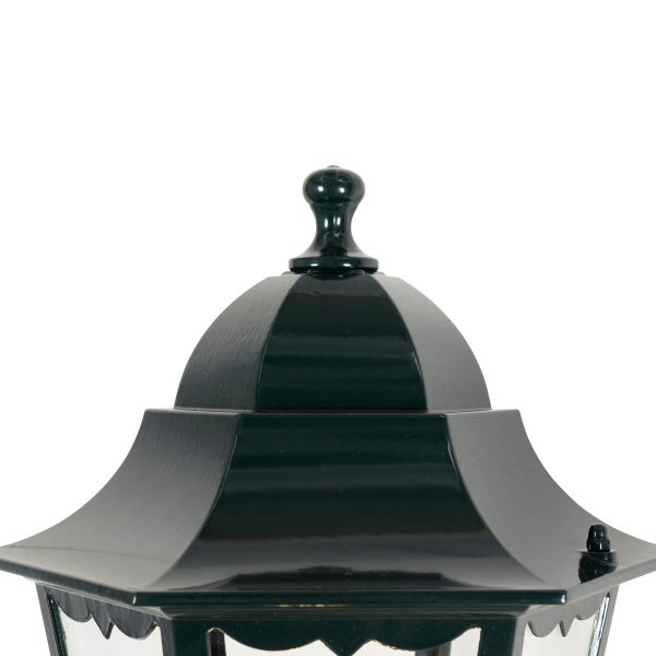 Nahaufnahme vom Metalldach einer Außenleuchte in Laternenform mit Zierknopf.