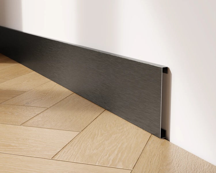Sockelleiste aus Metall an einer Wand