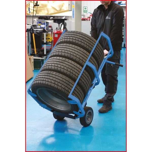 Reifenwagen mit mehreren Reifen im Innenbereich