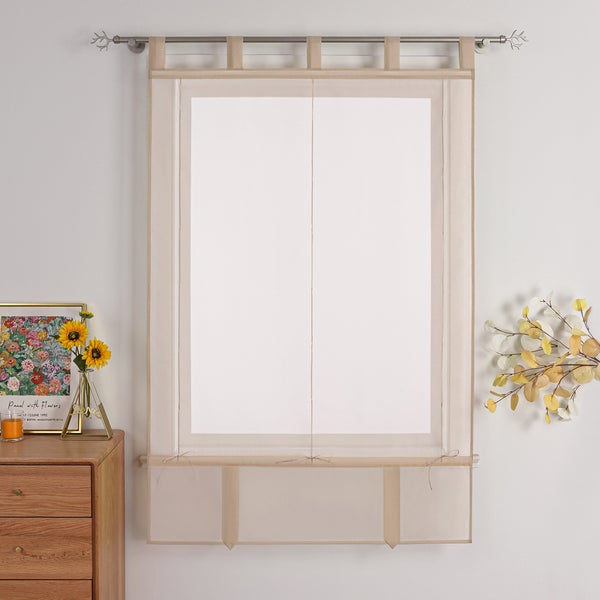 Dekoratives Fenster mit hellem, transparentem Flächenvorhang und Gardinenstange im Wohnzimmer