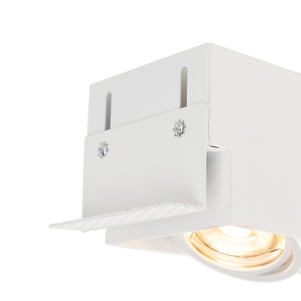 Detailansicht eines weißen quadratischen Deckenstrahlers mit verstellbarem Metallgehäuse und Schrauben.