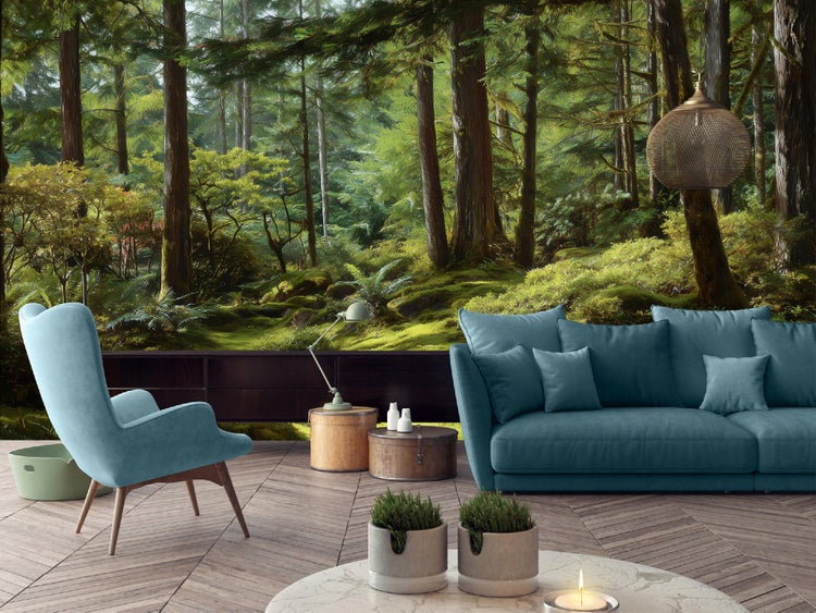 Wohnzimmer mit blauer Couch und Waldtapete für eine natürliche Atmosphäre