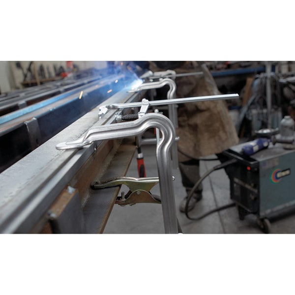 Schweißen von Metallprofilen mit Kantenzwingen und Schweißgerät