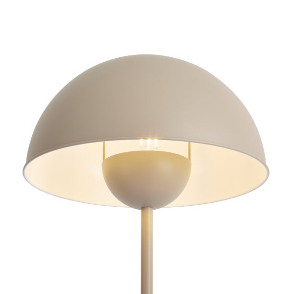 Moderne Stehlampe mit halbkugelförmigem Lampenschirm und indirektem Lichtabstrahlung für ein gemütliches Ambiente.
