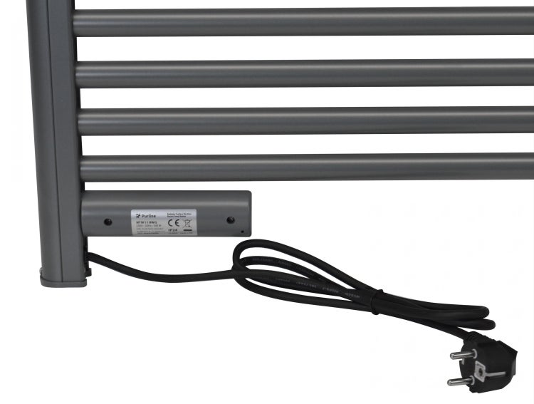 Detailansicht eines Handtuchwärmers mit Kabel und Stecker