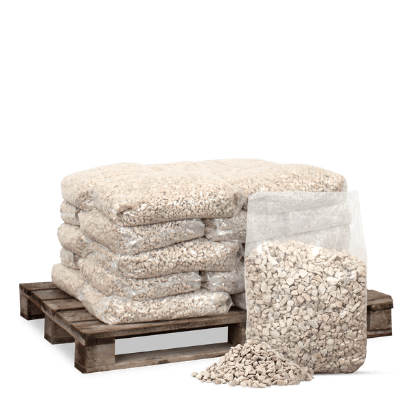 Beiger Zierkies in Säcken auf einer Holzpalette mit einer offenen Packung und losem Splitt im Vordergrund.