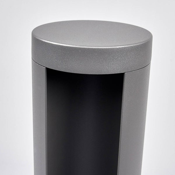 Zylindrische Außenstandleuchte aus anthrazitfarbenem Metall mit matter Oberfläche und Lichtöffnung.
