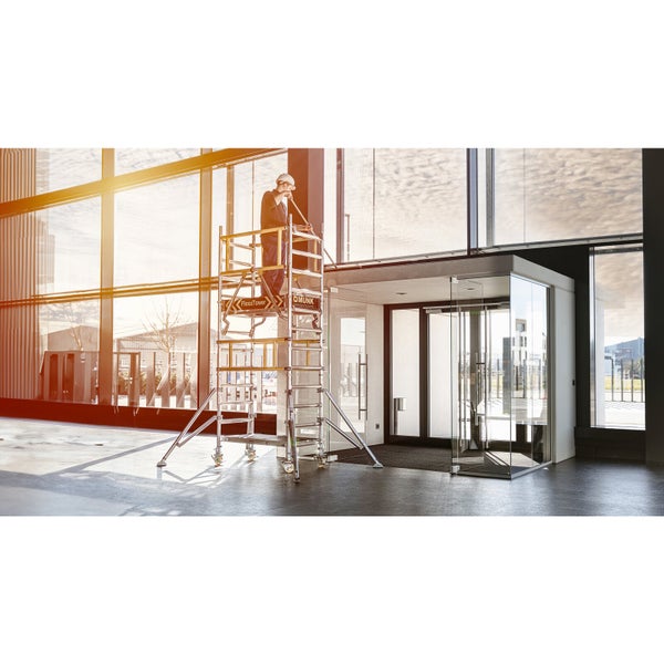 Gerüst mit Arbeiter in modernem Gebäude