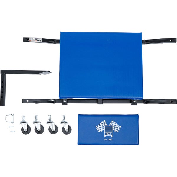 Blauer Werkzeugkoffer aus Kunststoff mit vorgeformten Fächern für verschiedene Werkzeuge, leer.