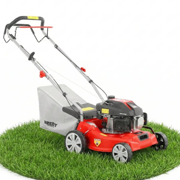 Roter Rasenmäher auf Rasen