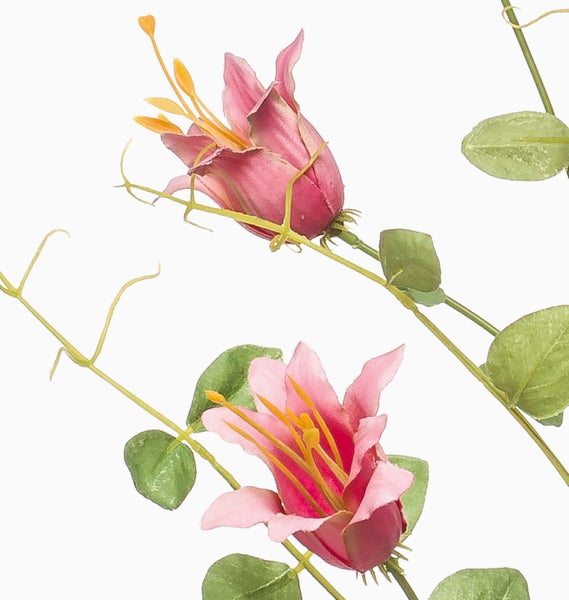 Künstliche Akelei als Zweig mit rosafarbener Blüte und Knospe sowie grünen Blättern und Ranken.