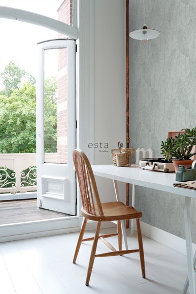 Helles Arbeitszimmer mit Blattmuster-Tapete, weißem Schreibtisch und Holzstuhl