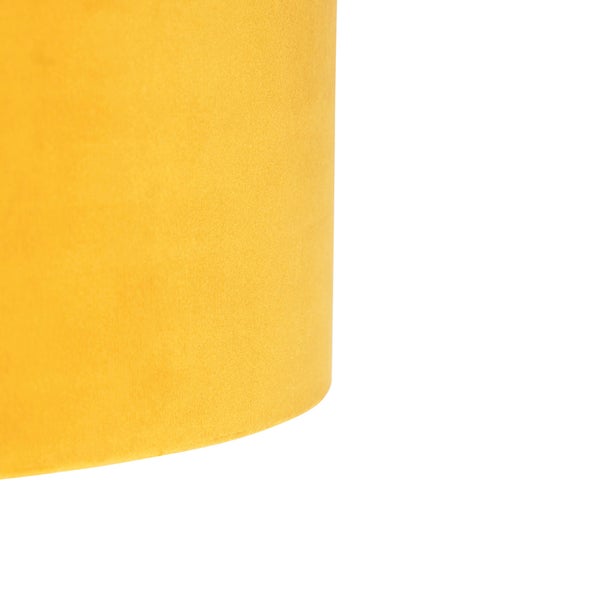 Detailansicht eines gelben Lampenschirms aus Samtstoff.
