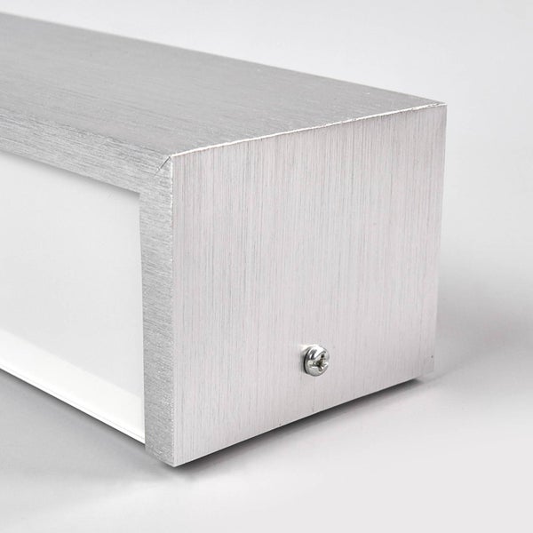 Nahaufnahme einer rechteckigen Wandleuchte aus gebürstetem Metall mit sichtbarer seitlicher Schraube.