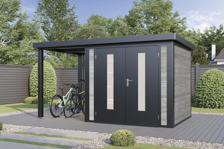 Modernes Gartenhaus mit integriertem Carport für Fahrräder und Doppeltür mit Glaseinsätzen, aufgestellt im gepflegten Garten auf einer Terrasse.