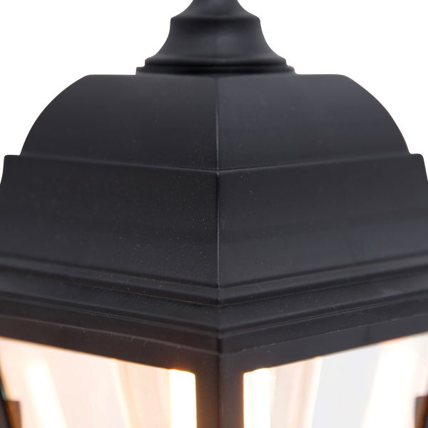 Detailansicht der schwarzen Abdeckung einer Außenwandleuchte im klassischen Stil.