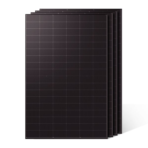 Vier rechteckige Solarmodule für Photovoltaikanlagen.
