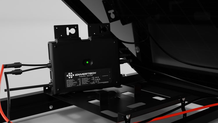 Envertech Logo PV Mikroinverter Modell EVT800 auf Solaranlage montiert