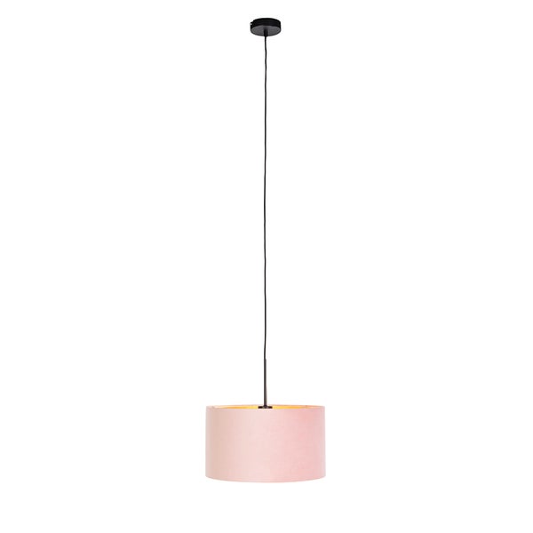 Pendelleuchte mit zylindrischem Schirm aus rosa Samt und schwarzer Aufhängung.