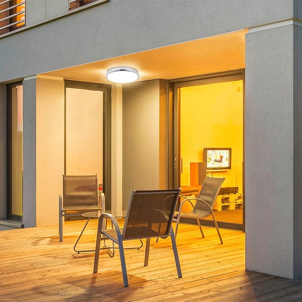 Terrasse mit Deckenleuchte und Gartenmöbeln