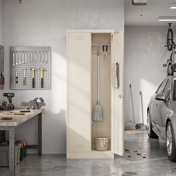 Ein Spindschrank mit offenen Türen steht in einer aufgeräumten Garage mit Werkbank, Werkzeugwand und Auto.