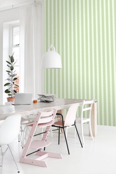 Esszimmer mit Esstisch, Stühlen und Tapete mit Punktmuster