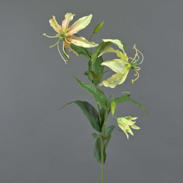 Künstliche Lilie mit zwei hellgelben Blüten, Knospen und grünen Blättern am Stiel.