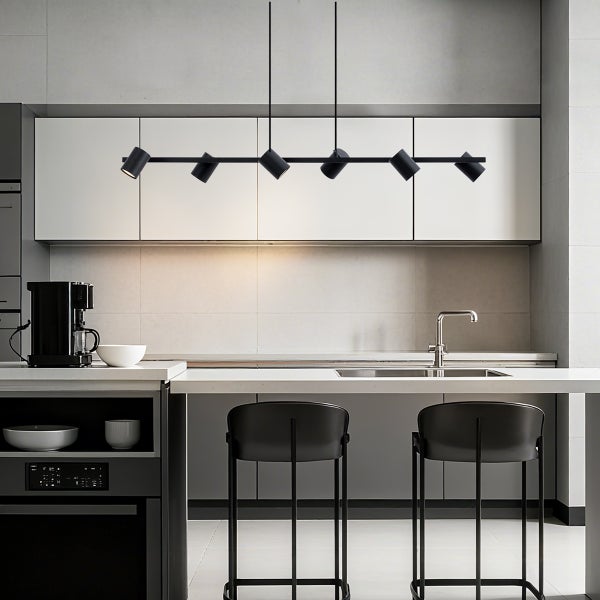 Moderne Küche mit schwarzer Deckenleuchte und Kücheninsel mit Barhockern