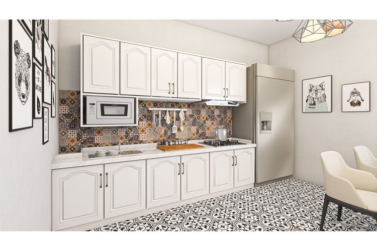 Helle Küche mit weißen Schränken, eingebauter Mikrowelle, gemusterten Fliesen und schwarz-weiß gemustertem Boden