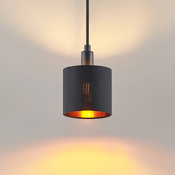 Moderne Pendelleuchte mit schwarzem, zylindrischem Schirm und goldfarbener Innenseite, eingeschaltet.