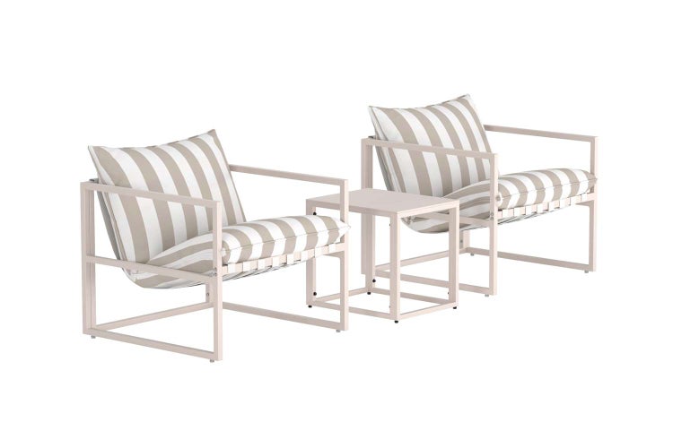 Garten-Lounge-Set bestehend aus zwei Sesseln und einem Beistelltisch mit Metallrahmen und gestreiften Kissen.