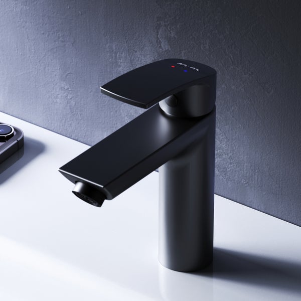 Schwarzer Waschtischmischer auf einem Waschbecken