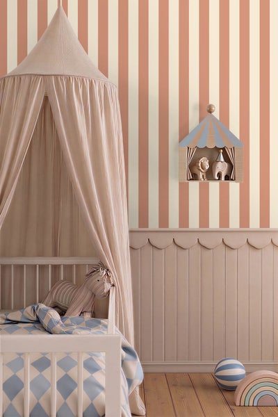 Kinderzimmer mit vertikal gestreifter Tapete, Wandpaneelen mit Wellenkante, Gitterbett mit Betthimmel und Wandregal in Zeltform.