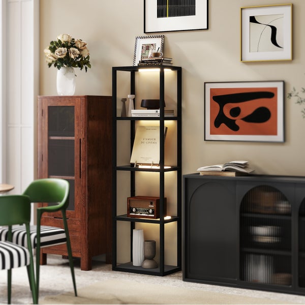 Schwarzes Metallregal mit integrierter LED-Beleuchtung in einem wohnlichen Zimmer neben einem Holzschrank und einem Sideboard.