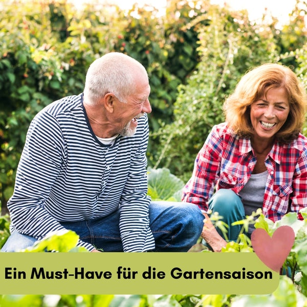 Lachendes Paar bei der Gartenarbeit im Freien