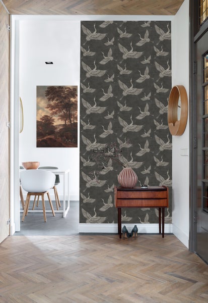Flur mit Tapete mit Kranichmuster, Kommode und Holzboden