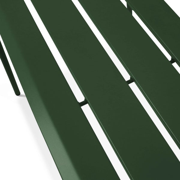 Detailansicht der grünen Metalllatten eines Gartenmöbelstücks.