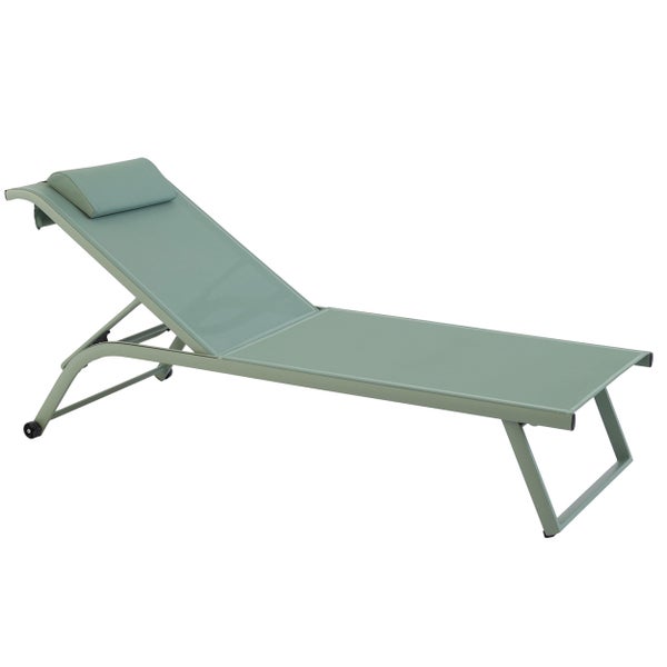 Gartenliege aus Metall in Salbeigrün mit Textilbespannung, verstellbarer Rückenlehne, integriertem Kopfkissen und Rollen.