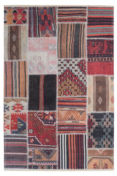 Patchwork-Teppich mit verschiedenen Mustern und dekorativen Zickzack-Nähten.