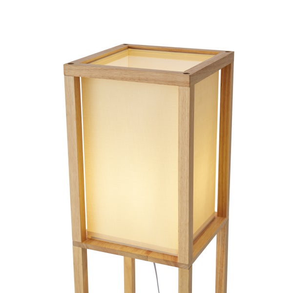 Quadratische Stehlampe mit Holzrahmen und Textilschirm für wohnliche Beleuchtung.