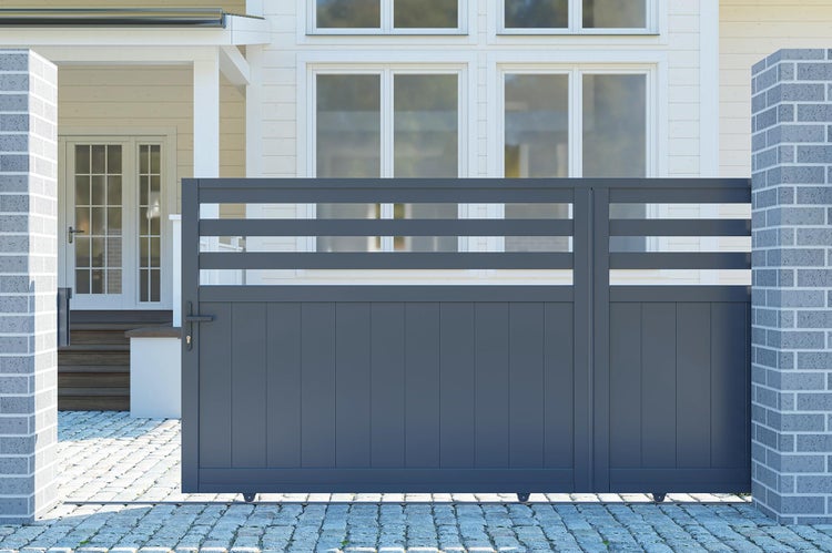 Modernes zweiflügeliges Einfahrtstor aus Metall mit horizontalen Lamellen vor einem Einfamilienhaus.