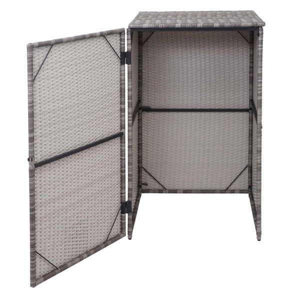 Mülltonnenbox aus Rattan mit offener Tür.