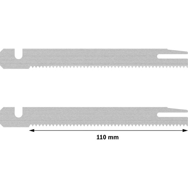 Schale mit geschälten Tomaten und Basilikum