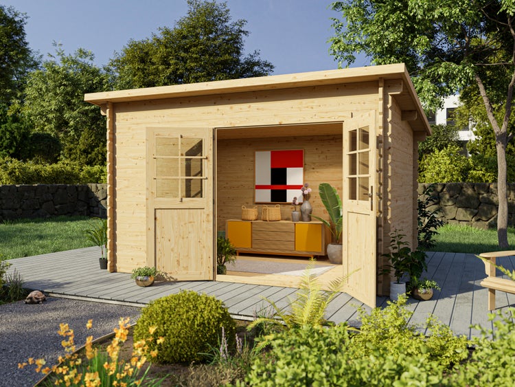 Hell eingerichtetes Gartenhaus aus Holz mit Pultdach und geöffneter Doppeltür mit Glaseinsätzen auf einer Terrasse im Garten.