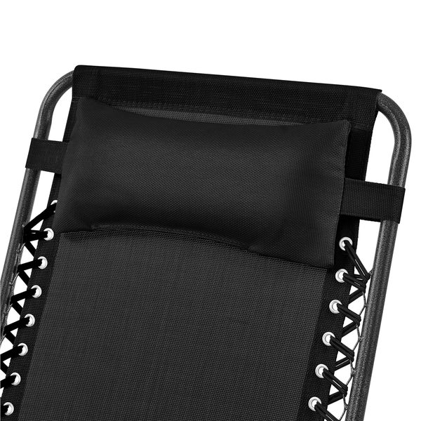 Nahaufnahme einer Gartenliege mit schwarzem Mesh-Gewebe, verstellbarem Kopfkissen und elastischer Schnürung an einem Metallgestell.