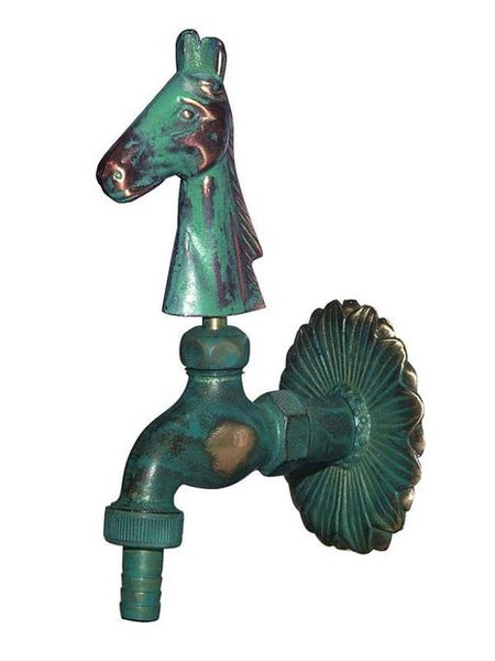 Dekorativer Auslaufhahn aus Messing mit Pferdefigur-Griff und Zierrosette für den Außenbereich.