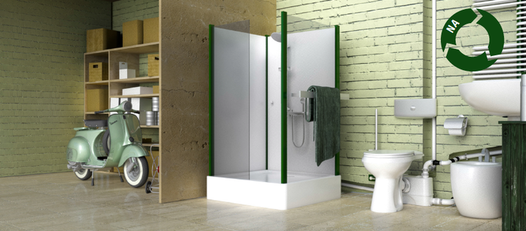 Industrielles Badezimmer mit Duschkabine, Toilette mit Hebeanlage und Waschbecken vor einer Ziegelwand mit Nachhaltigkeitssiegel.