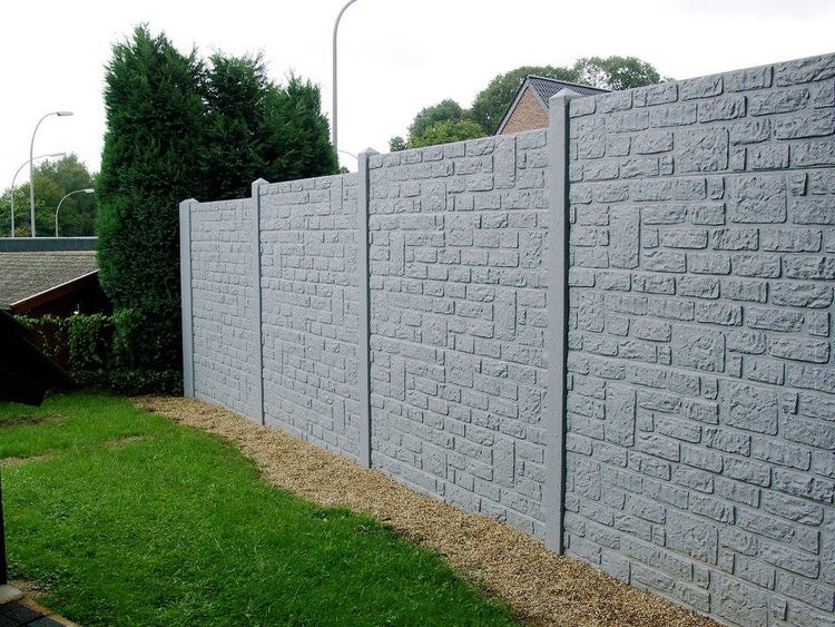 Betonzaun mit Steinmuster zur Grundstücksabgrenzung