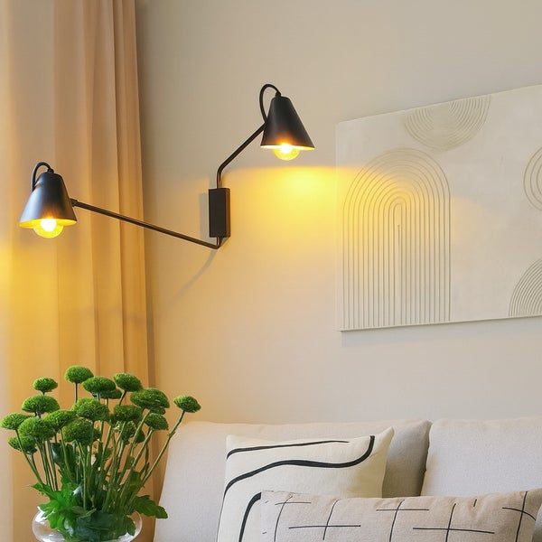 Wohnzimmer mit einer modernen Wandlampe aus Metall