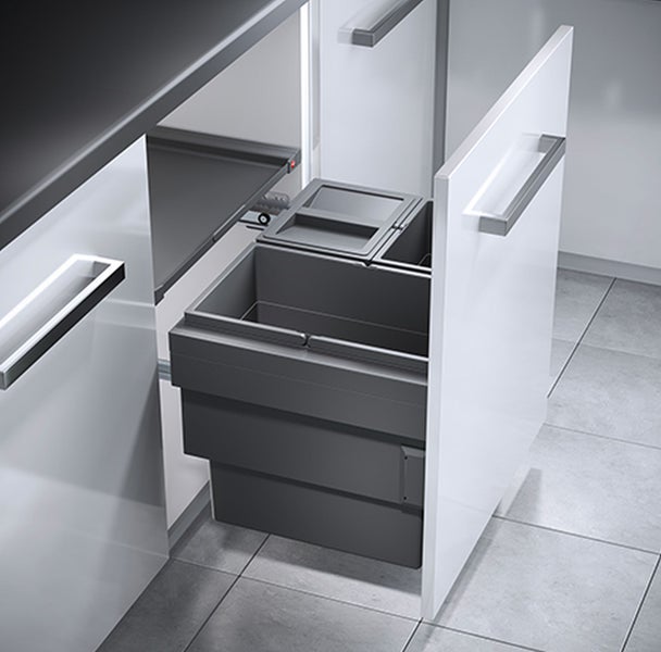 Ausziehbarer Abfallbehälter für die Küchenspüle in einem Küchenschrank